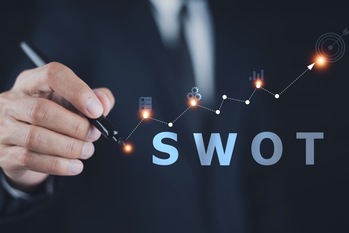 SWOT分析とは? 具体例つきの手順と戦略に落とし込むポイント
