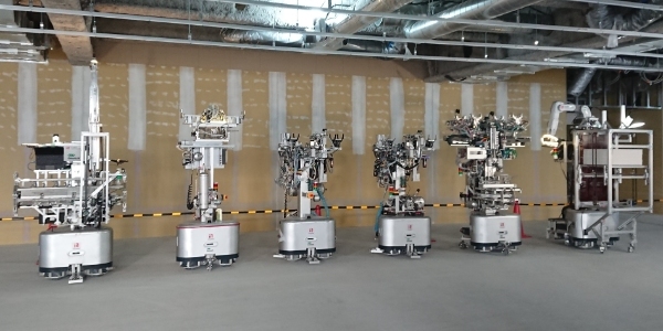 オフィスビルのシステム天井を施工するシステム天井施工ロボット